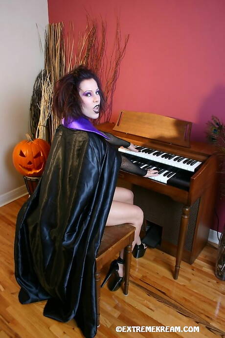 Extreme Kream pleased to share with you xxx gallery with Kream in hot sex scene