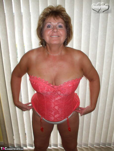 TAC Amateurs are pleased to offer you xxx pictures featuring Busty Bliss xxx gallery 268741